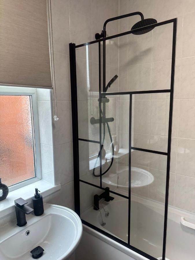 Shm Stays Hs2 Workers Great For Long Term Stays & Short Stays, 15 Min Drive To City Centre & Airport 2 Min Walk To Shops And Train Station Birmingham Extérieur photo