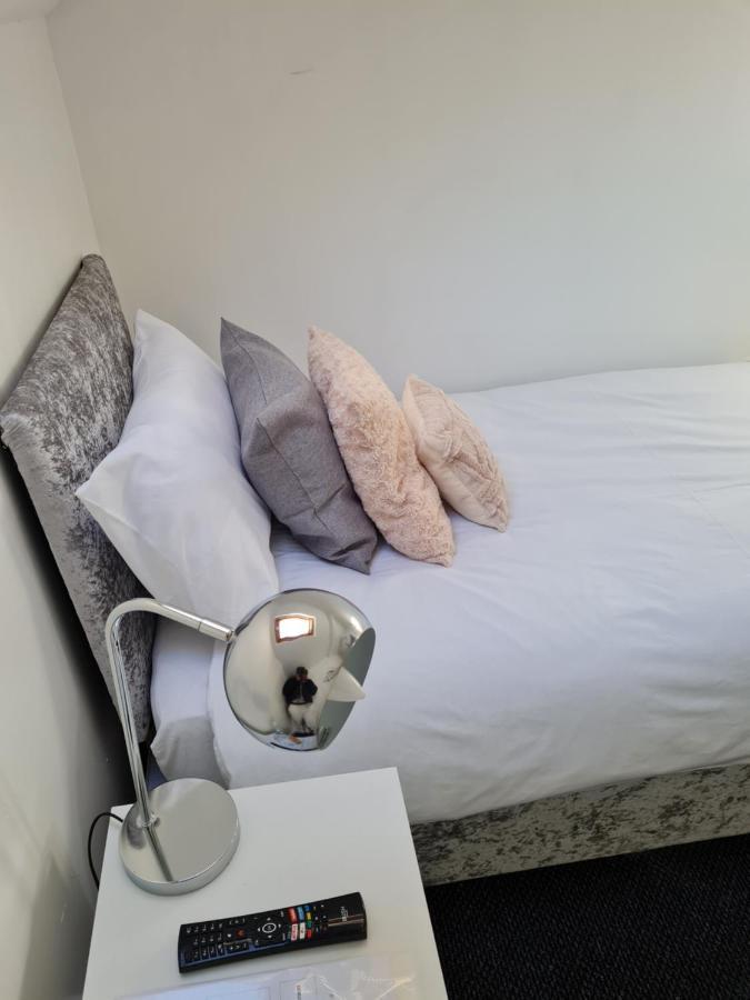 Shm Stays Hs2 Workers Great For Long Term Stays & Short Stays, 15 Min Drive To City Centre & Airport 2 Min Walk To Shops And Train Station Birmingham Extérieur photo
