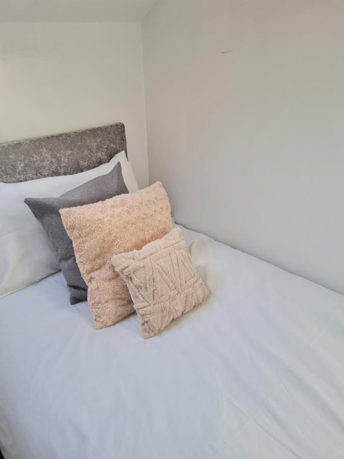 Shm Stays Hs2 Workers Great For Long Term Stays & Short Stays, 15 Min Drive To City Centre & Airport 2 Min Walk To Shops And Train Station Birmingham Extérieur photo