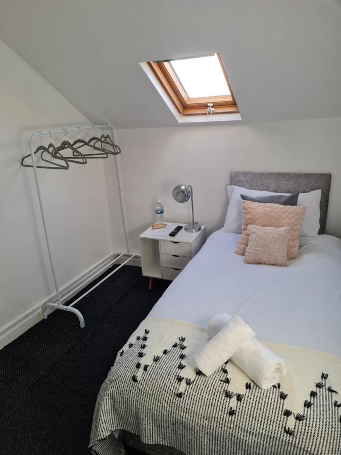 Shm Stays Hs2 Workers Great For Long Term Stays & Short Stays, 15 Min Drive To City Centre & Airport 2 Min Walk To Shops And Train Station Birmingham Extérieur photo
